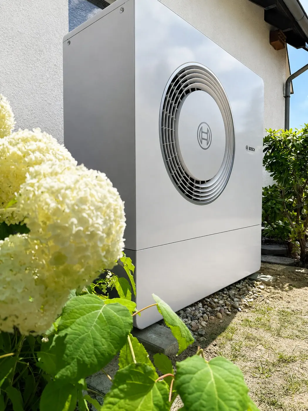 HeatX – Bosch Außengerät einer Luft-Wasser-Wärmepumpe im Garten