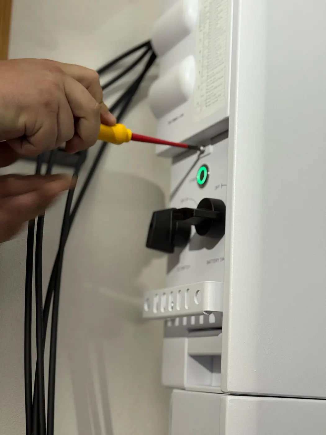 SolarX – Anschluss des Stromspeichers mit Batterieschalter Anschluss des Stromspeichers mit Batterieschalter