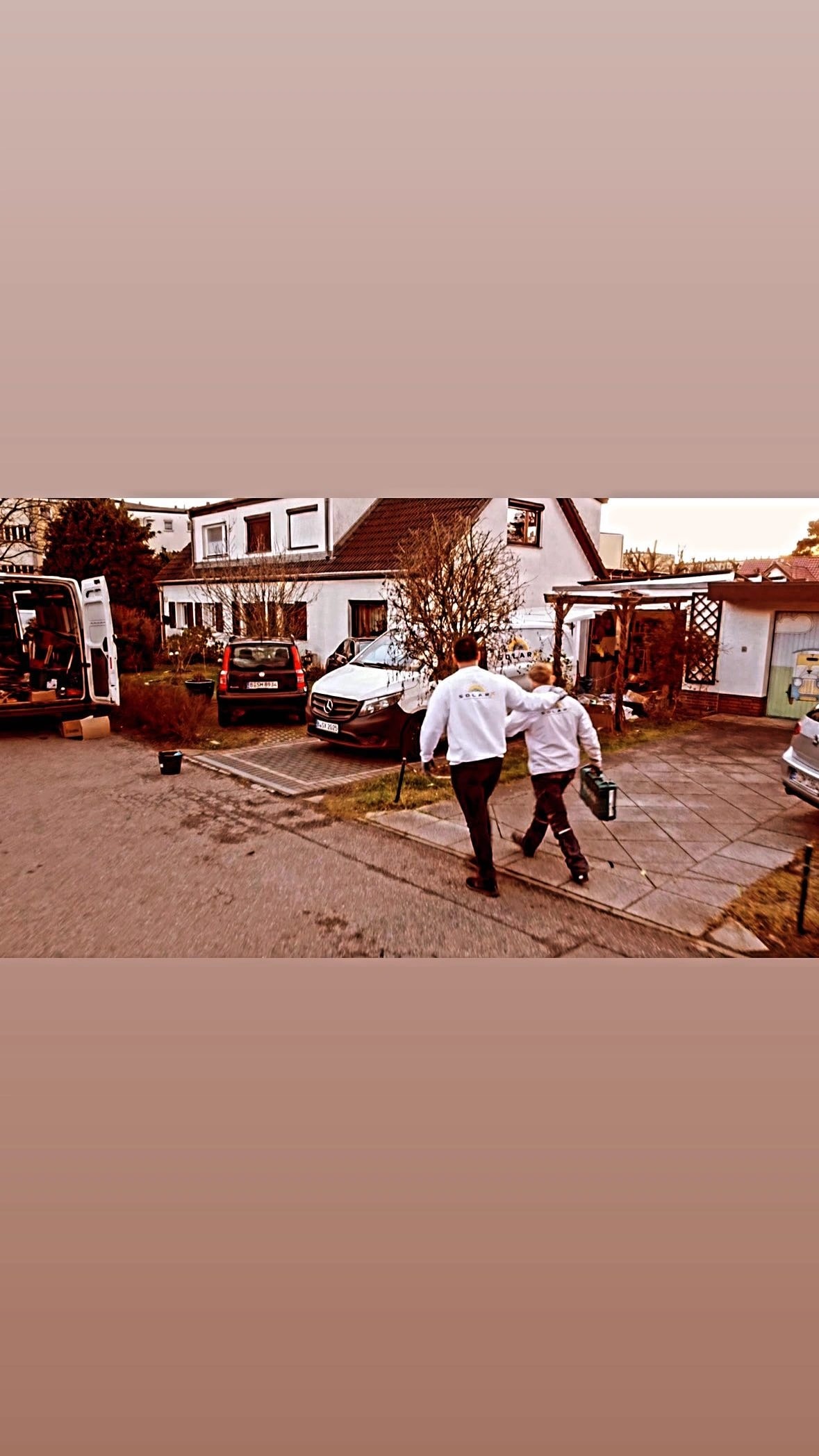 SolarX Baustellenaufnahme aus dem Instagram-Archiv vom 12. Februar 2023 Zwei SolarX-Kollegen auf dem Weg zur Baustelle