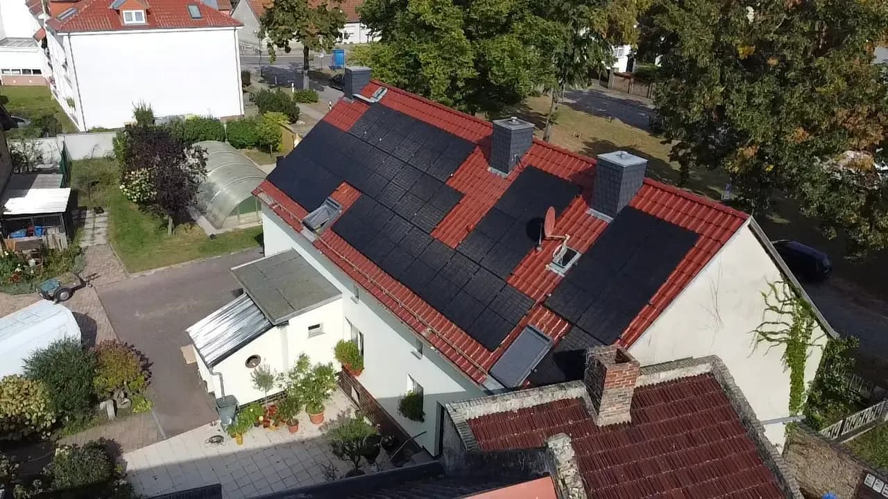 Photovoltaik-Referenz SolarX – Zossen – 2023 Photovoltaik-Referenz SolarX – Zossen – 2023, 15 kWp auf einem Doppelhaushälfte