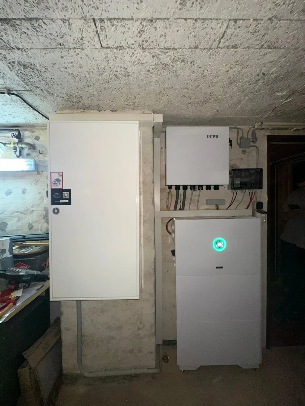 Photovoltaik-Referenz SolarX – Zählerschrank, Wechselrichter und Speicher SolarX Referenz: Zählerschrank und Wechselrichter nebeneinander, darunter der Speicher
