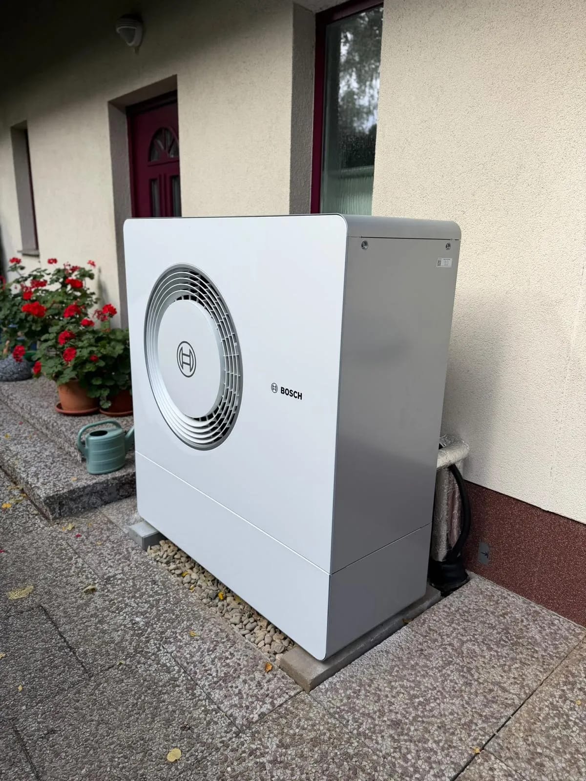 Wärmepumpen-Referenz HeatX – Außeneinheit an der Terrasse Wärmepumpen-Referenz HeatX – Außeneinheit an der Terrasse