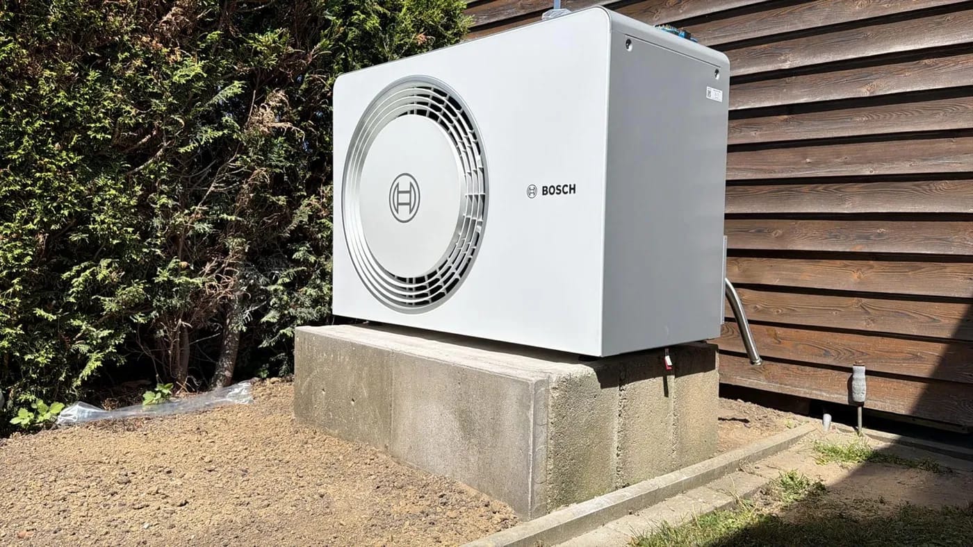 Wärmepumpen-Referenz HeatX – Außeneinheit auf Betonsockel Wärmepumpen-Referenz HeatX – Außeneinheit auf Betonsockel