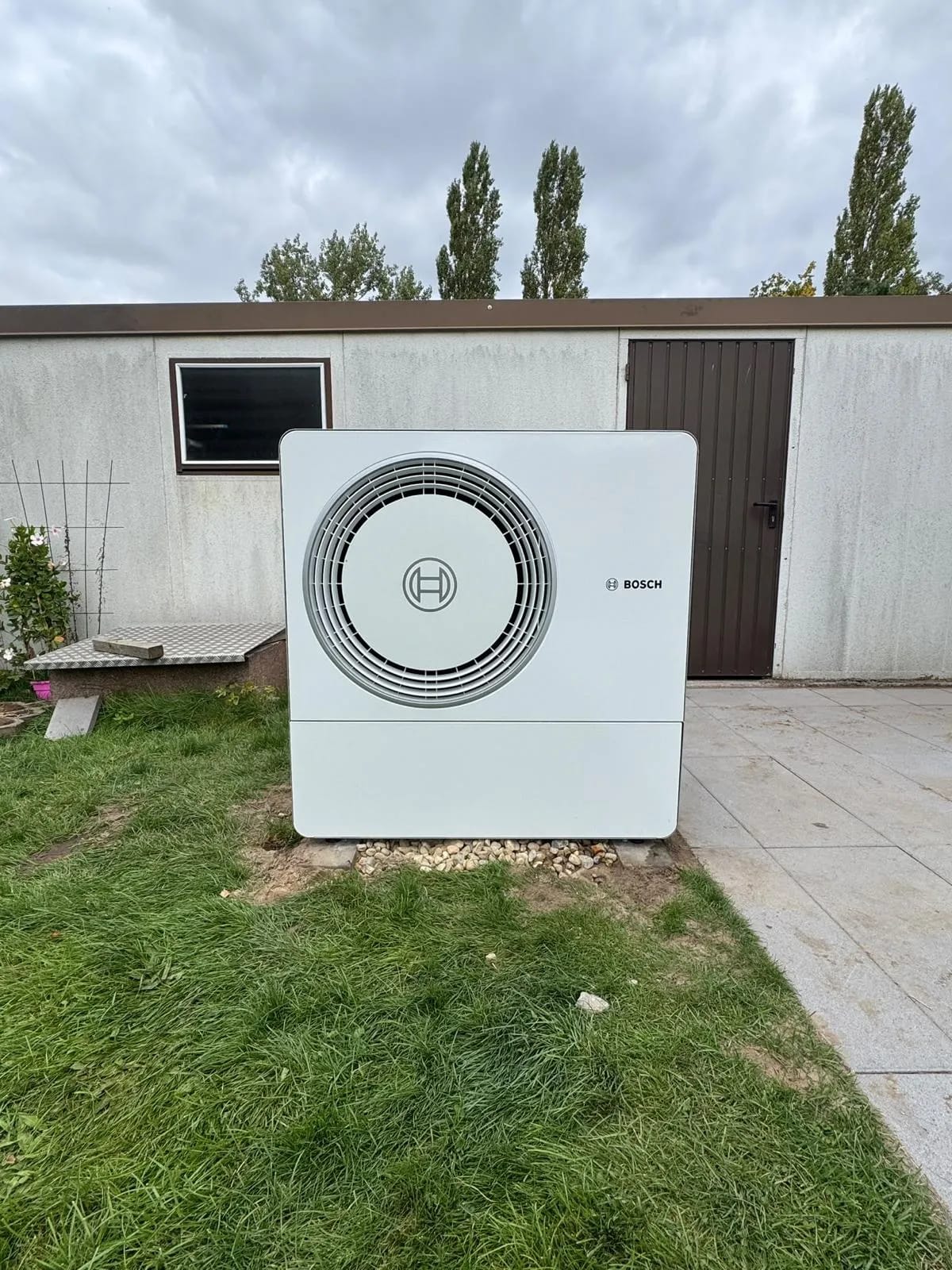 Wärmepumpen-Referenz HeatX – Außeneinheit im Garten Wärmepumpen-Referenz HeatX – Außeneinheit im Garten