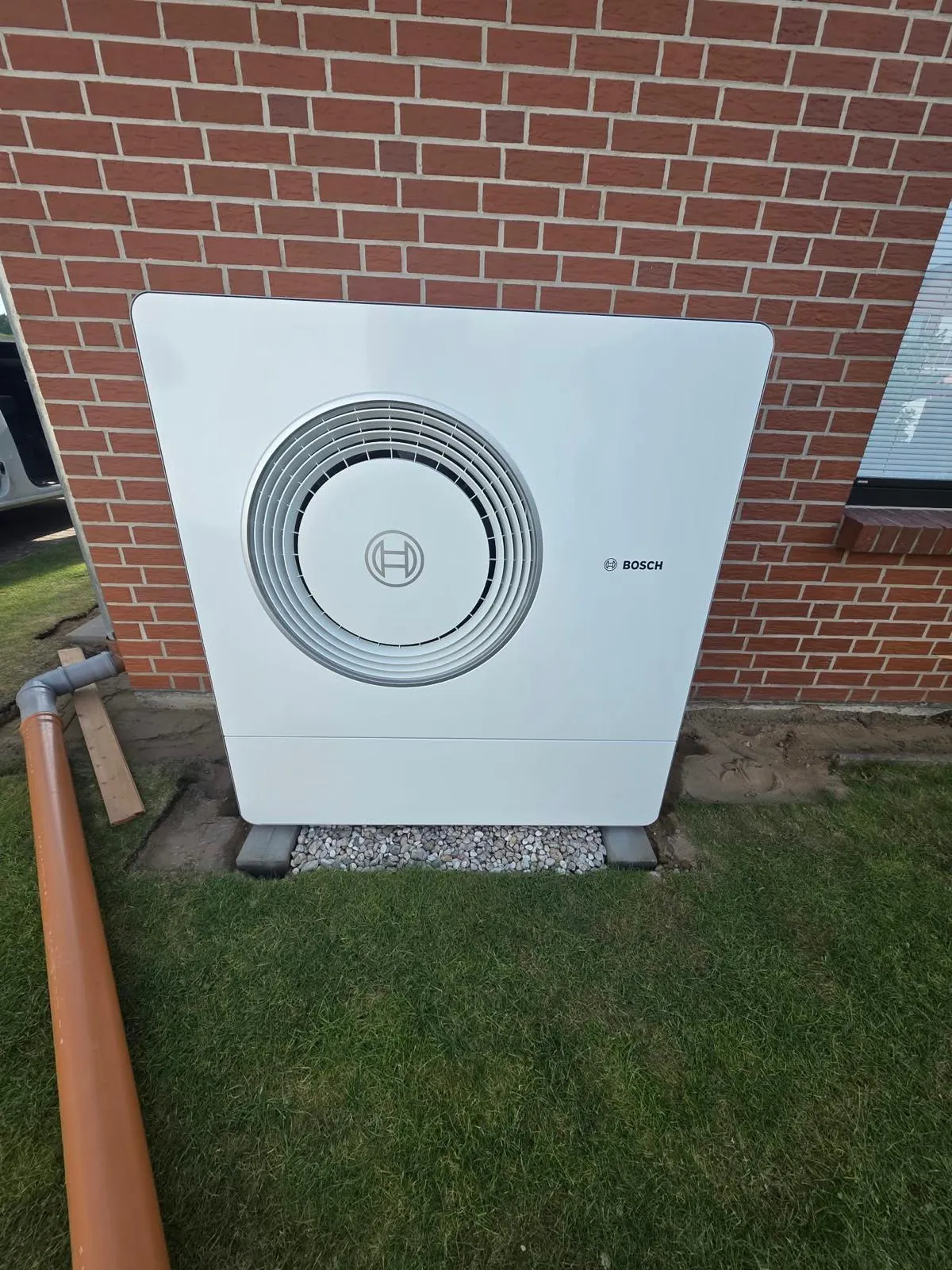 Wärmepumpen-Referenz HeatX – Außeneinheit vor Klinkerwand Wärmepumpen-Referenz HeatX – Außeneinheit vor Klinkerwand