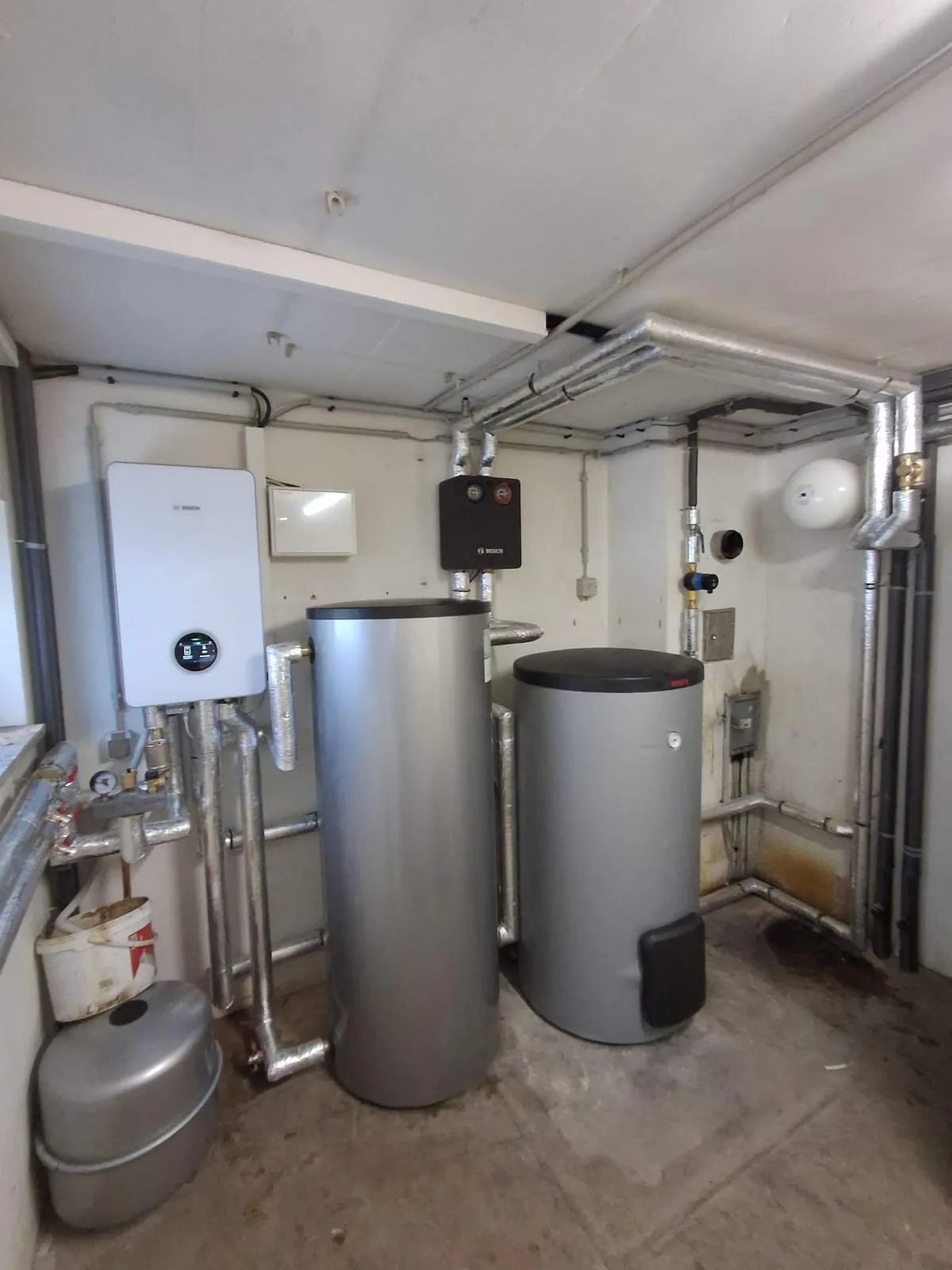 Wärmepumpen-Referenz HeatX – Inneneinheit mit zwei Speichern Wärmepumpen-Referenz HeatX – Inneneinheit mit zwei Speichern