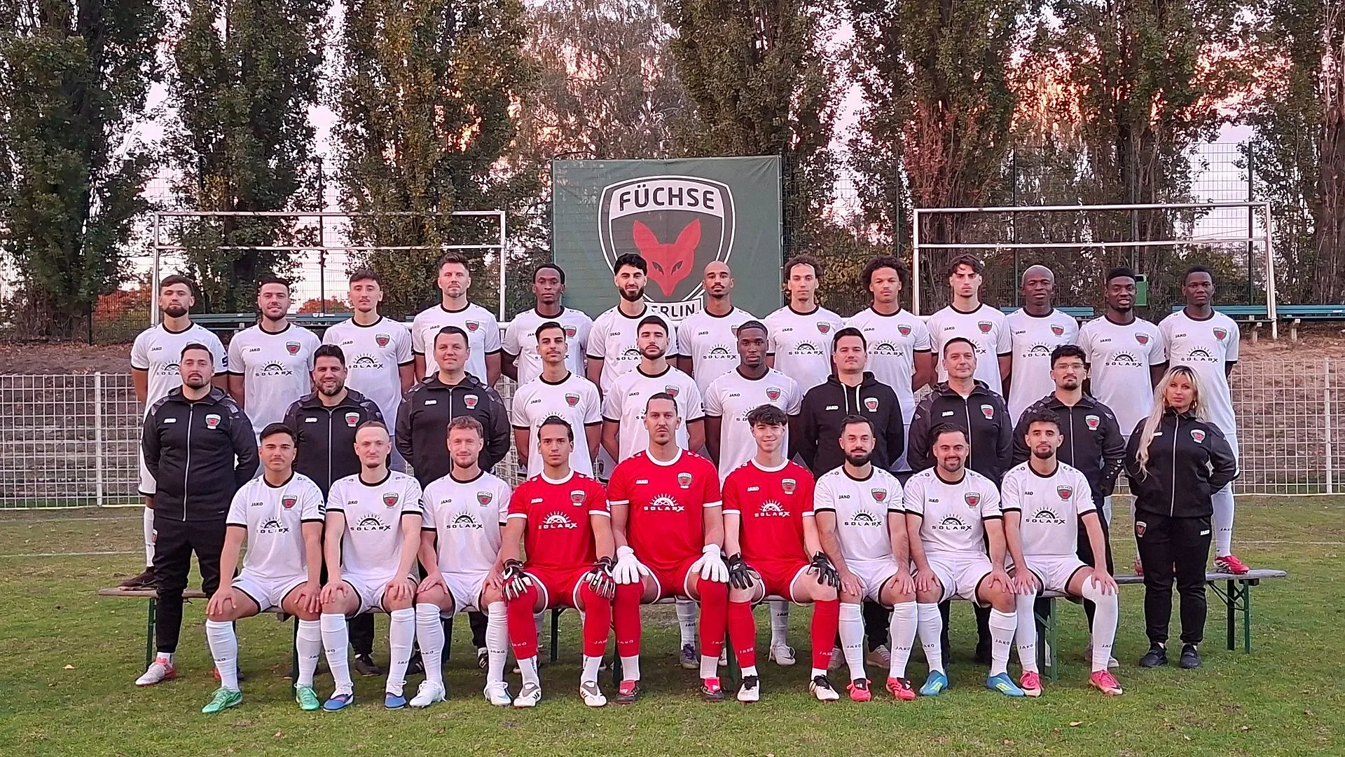 Füchse Berlin Reinickendorf – erste Herrenmannschaft 2026/27 Die erste Herrenmannschaft der Füchse Berlin Reinickendorf auf dem Fußballplatz, in weißen und roten Trikots mit SolarX auf der Brust.