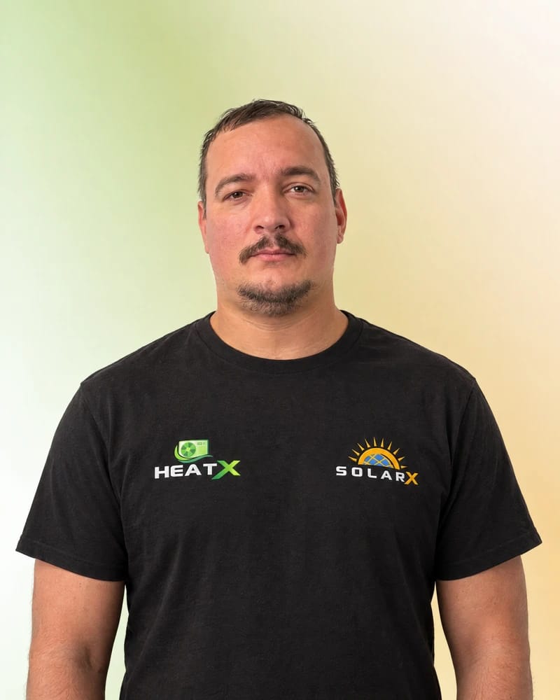 Vadim – AC-Elektriker von SolarX Vadim im schwarzen Teamshirt mit HeatX- und SolarX-Logo vor dem grün-goldenen Porträthintergrund.