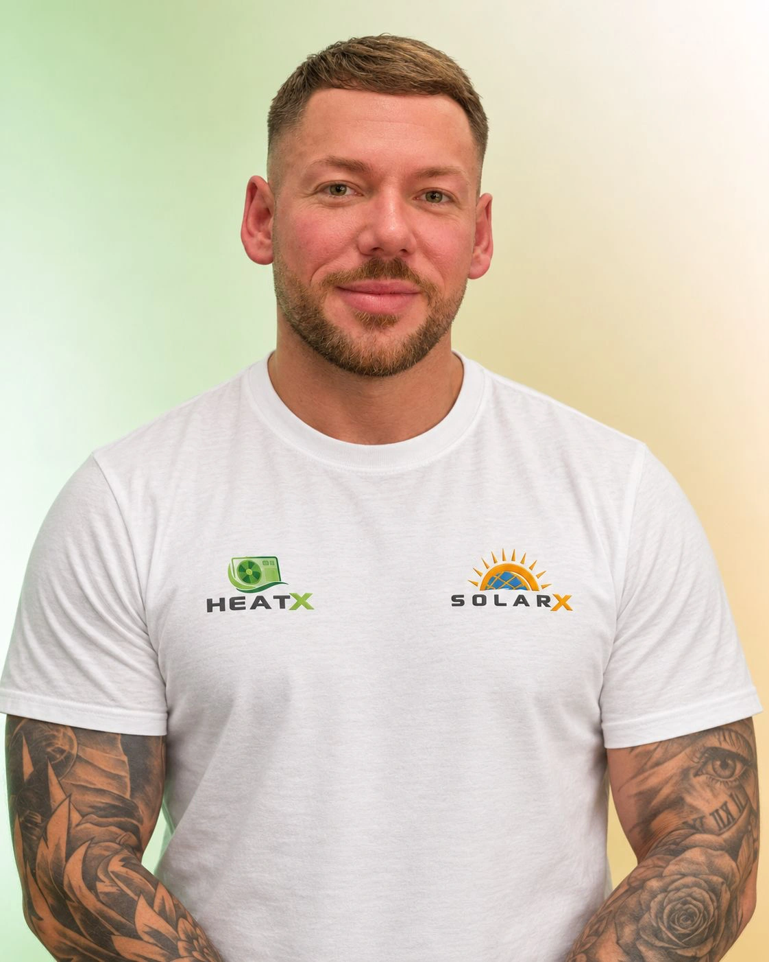 SolarX Fachberater Marvin im weißen Teamshirt Marvin im weißen T-Shirt mit HeatX und SolarX vor dem grün-goldenen Teamhintergrund.
